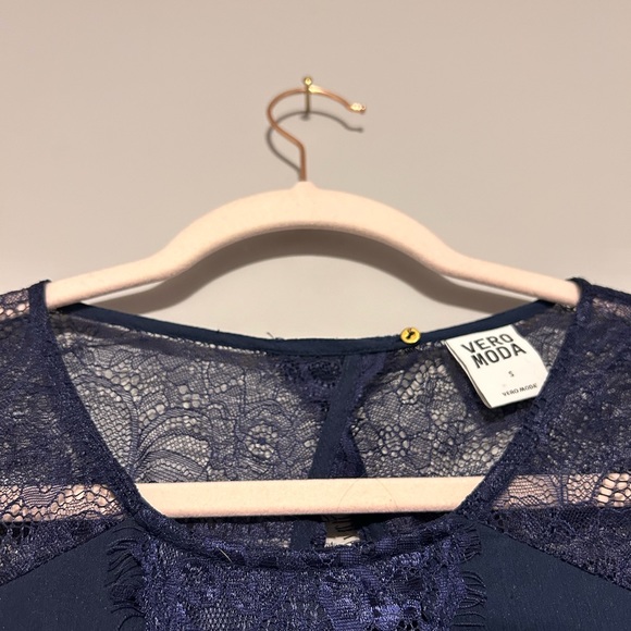 Lace open back dress - Picture 7 of 8